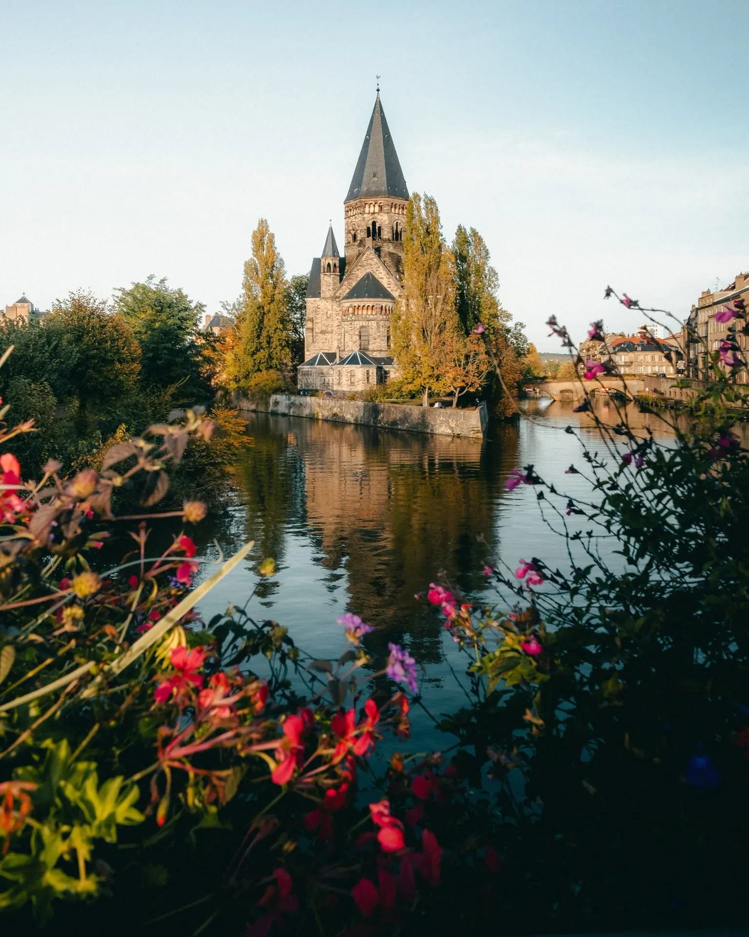 Vue de Metz et de la Moselle, avec l’église Saint-Maximin au bord de l’eau