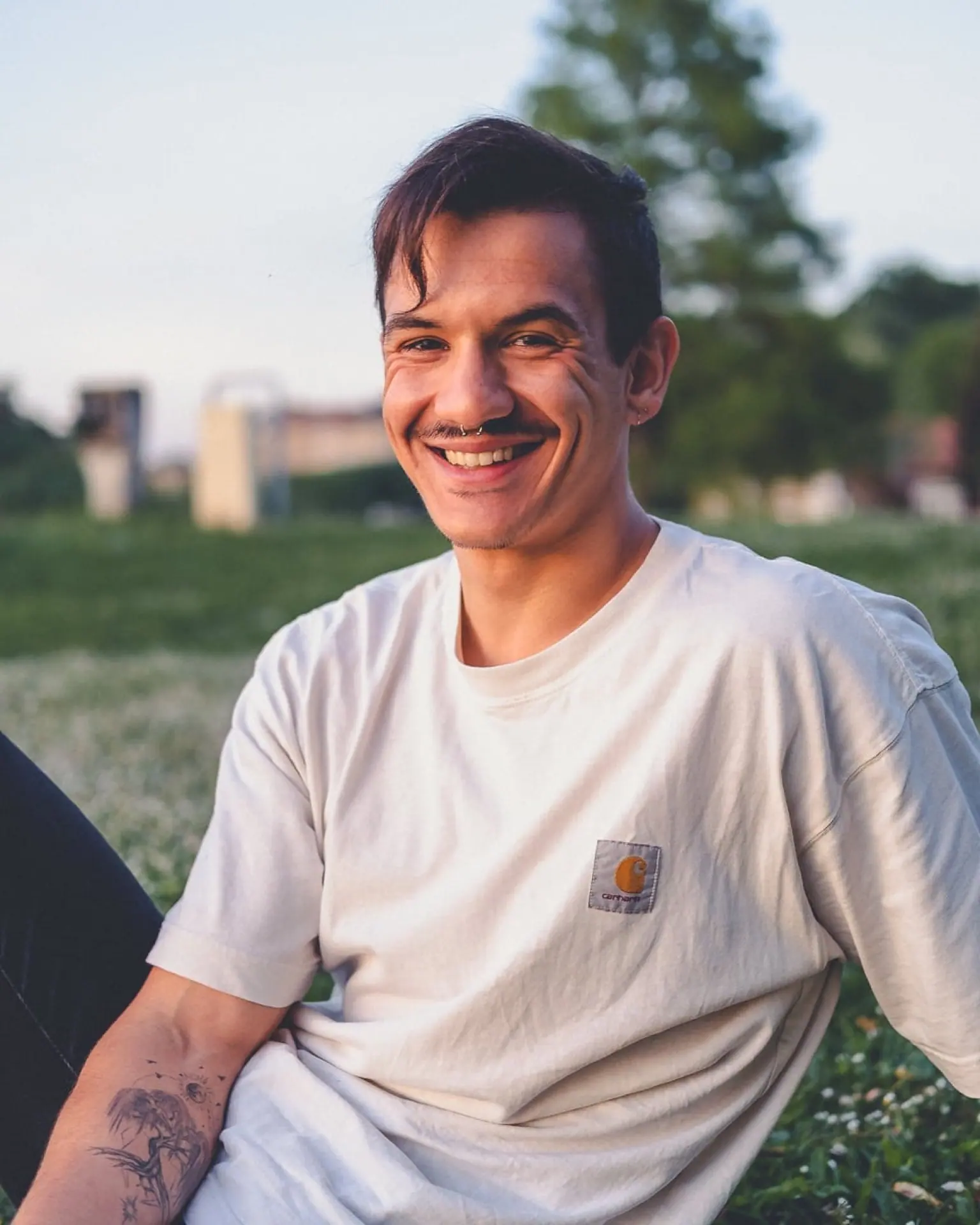 Mario Valente, souriant en extérieur
